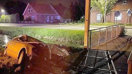 Bei dem Unfall an der Kanalstraße Süd in Großefehn wurde eine Brücke beschädigt. Sie musste gesperrt werden. Foto: Polizei