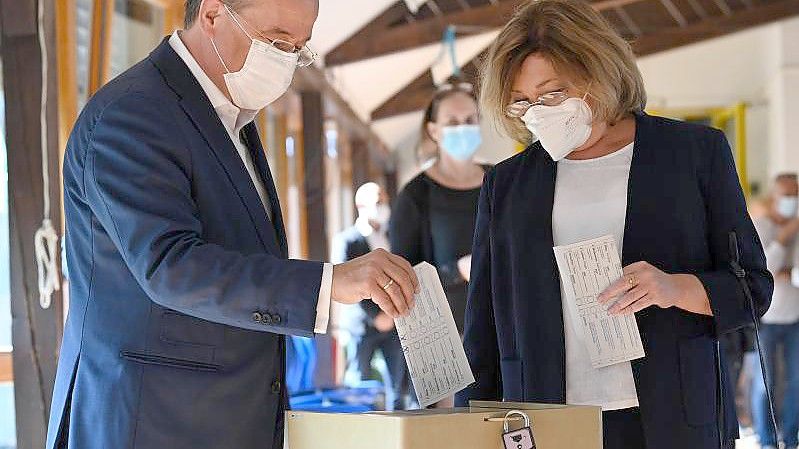 Falsch gefaltet: Armin Laschet und seine Frau Susanne stecken ihre Wahlscheine in die Urne. Foto: Federico Gambarini/dpa-Pool/dpa