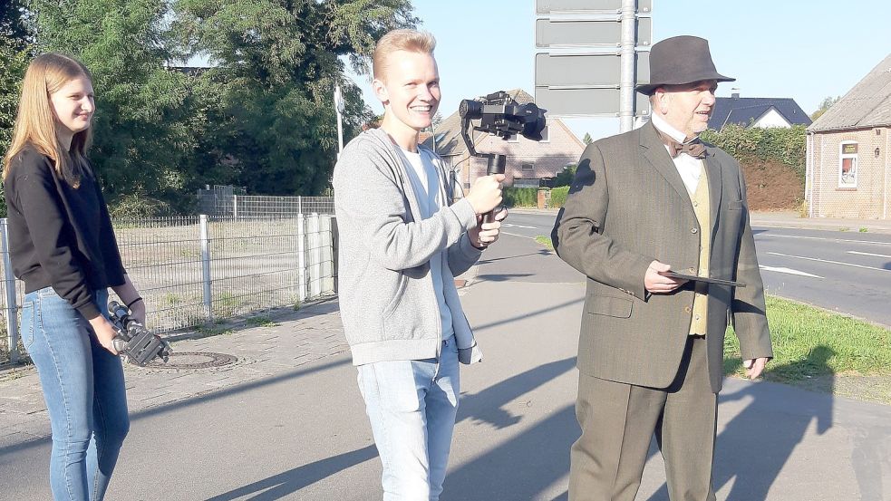 Emmy Henkelmann (von links) und Niklas Bohlen beim Dreh einer Szene. Heiko Janssen mimt den einstigen Wirt der Gaststätte „Joosten“, der diese kaum wiedererkennt. Foto: Ann-Kathrin Stapf
