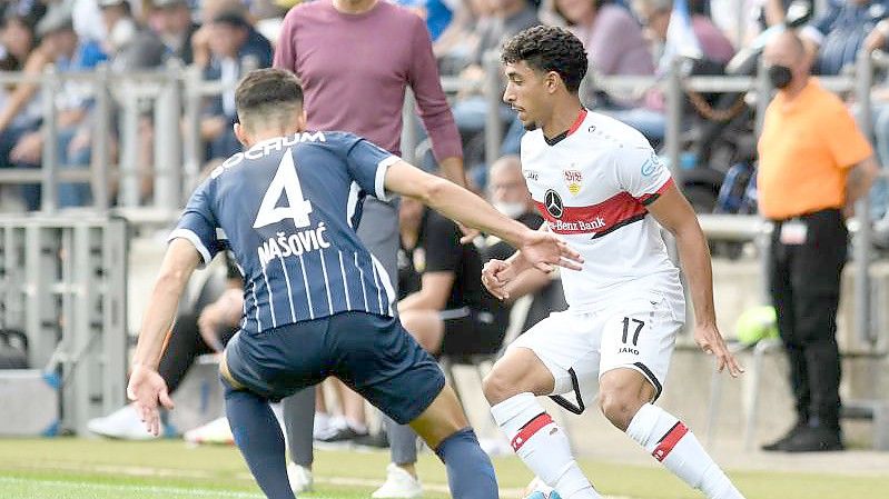 Stuttgarts Omar Marmoush (r) versucht sich im 1:1-Duell an der Seitenlinie gegen Bochums Erhan Masovic durchzusetzen. Foto: Bernd Thissen/dpa