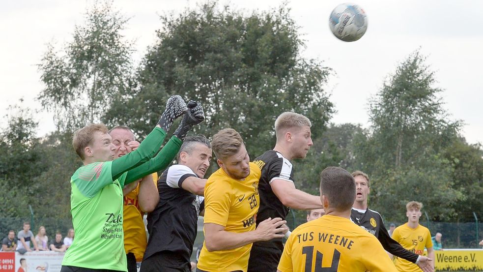 Das Kellerduell in der Bezirksliga in Weene war hart umkämpft. Foto: Bernd Wolfenberg