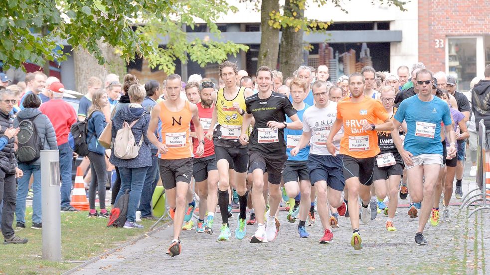 Die späteren Sieger des Zehn-Kilometer-Laufes sind bereits nach dem Start vorne zu finden.Fotos: Wolfenberg