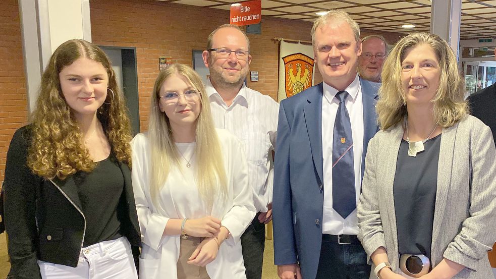 Thomas Erdwiens (zweiter von rechts) ist neuer Bürgermeister in Südbrookmerland.