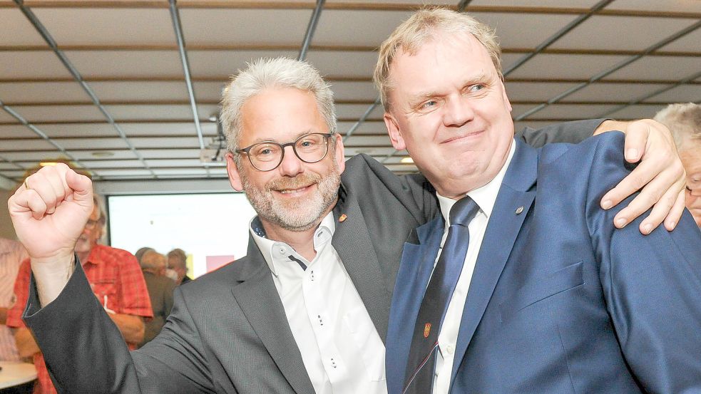 Ein Sieger und ein fairer Verlierer: Stefan Hiller (links) gratulierte dem neuen Südbrookmerlander Bürgermeister Thomas Erdwiens zu seinem Erfolg. Foto: Stephan Friedrichs