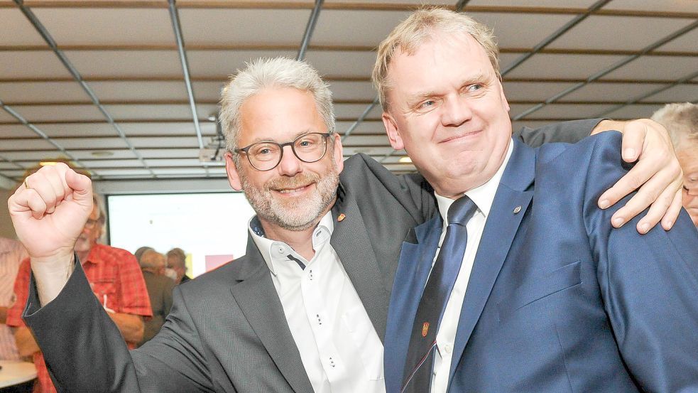 Ein Sieger und ein fairer Verlierer: Stefan Hiller (links) gratulierte dem neuen Südbrookmerlander Bürgermeister Thomas Erdwiens zu seinem Erfolg. Foto: Stephan Friedrichs