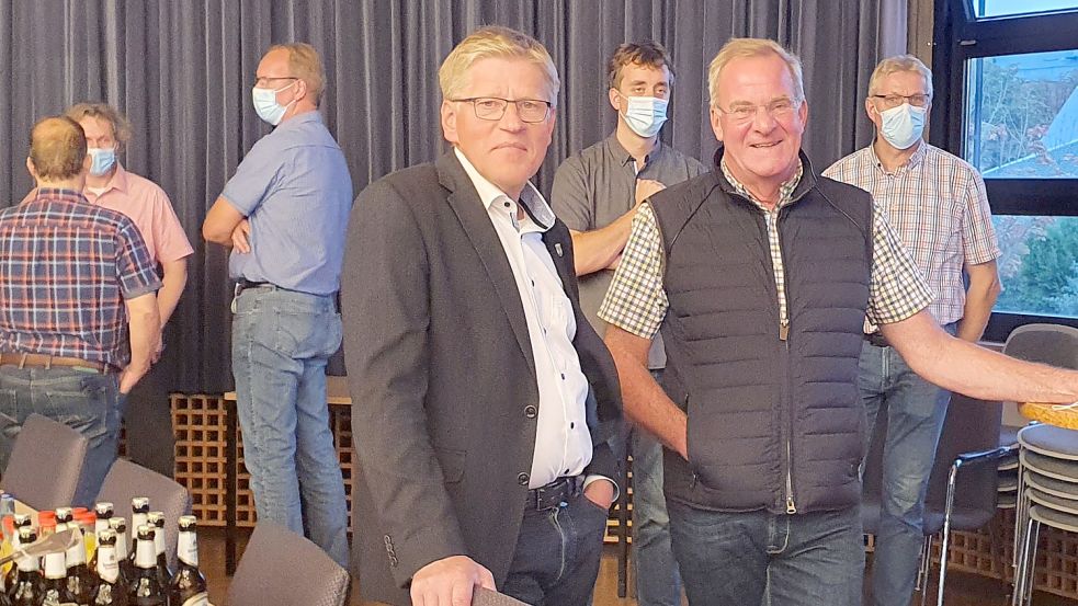 Bürgermeister Horst Feddermann (vorne links) verfolgt neben Stadtsprecher Johann Stromann im Auricher Ratssaal die ersten Ergebnisse aus der Stadt zur Bundestagswahl. Foto: Rebecca Kresse