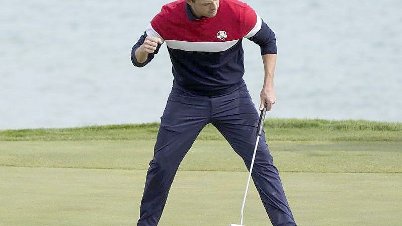 Patrick Cantlay vom Team USA reagiert nach seinem Putt am dritten Loch. Foto: Charlie Neibergall/AP/dpa