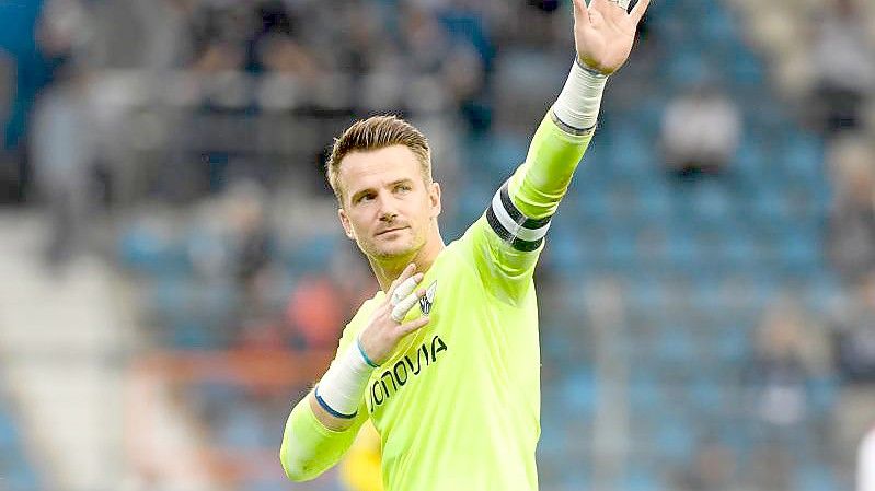 Konnte sich mit Bochum zumindest über einen Punkt gegen den VfB Stuttgart freuen: VfL-Keeper Manuel Riemann. Foto: Bernd Thissen/dpa