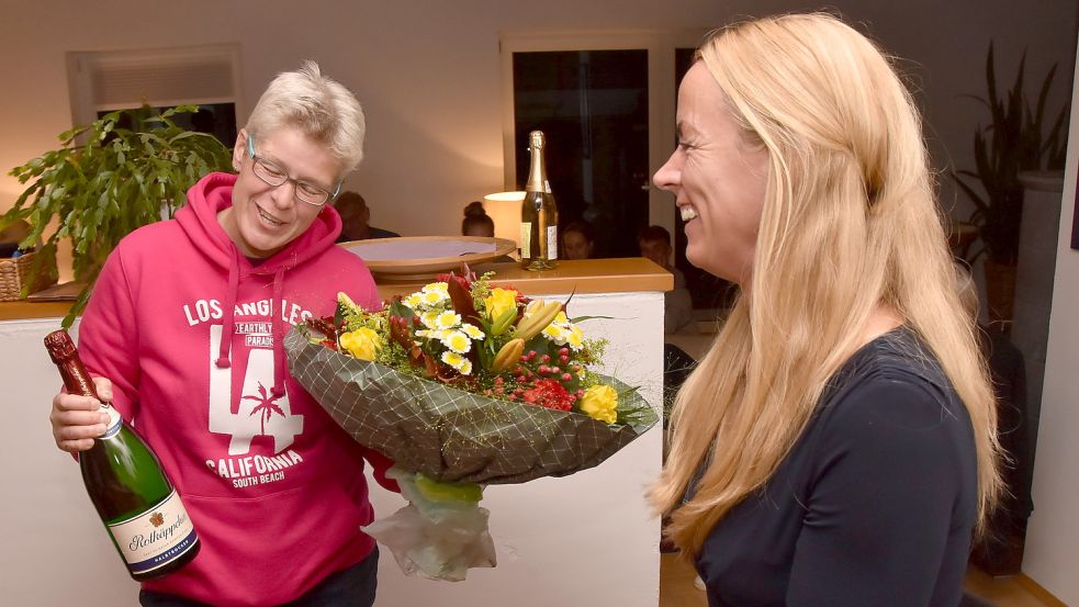 Sekt und Blumen für die Wahlverliererin: Ratsfrau Ulrike Lengert vom Bündnis für Brookmerland überraschte Ida Bienhoff-Topp. Foto: Thomas Dirks