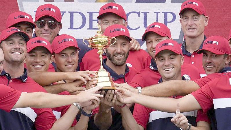 Strahlende Sieger: Das Team USA feiert den Sieg beim Ryder Cup. Foto: Ashley Landis/AP/dpa