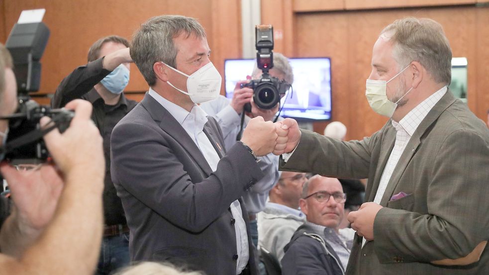 Der Zweitplatzierte Dr. Joachim Kleen (CDU) gratulierte dem haushohen Wahlsieger Johann Saathoff (SPD, links) in der Stadthalle.Foto: Romuald Banik