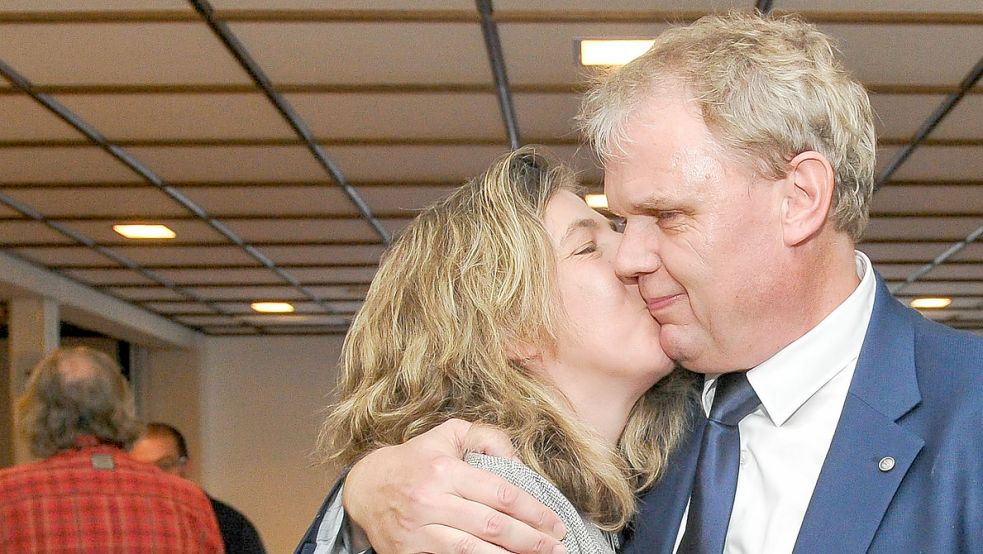 Wahlsieger in Südbrookmerland. Thomas Erdwiens mit seiner Frau Sonja. Foto: Friedrichs