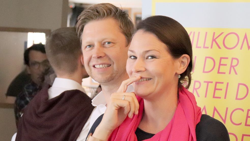 FDP-Kandidatin Sarah Buss und ihr Ehemann Coob verbrachten den Wahlabend im Lokal „Pinte“ in der Auricher Innenstadt. Foto: Heino Hermanns
