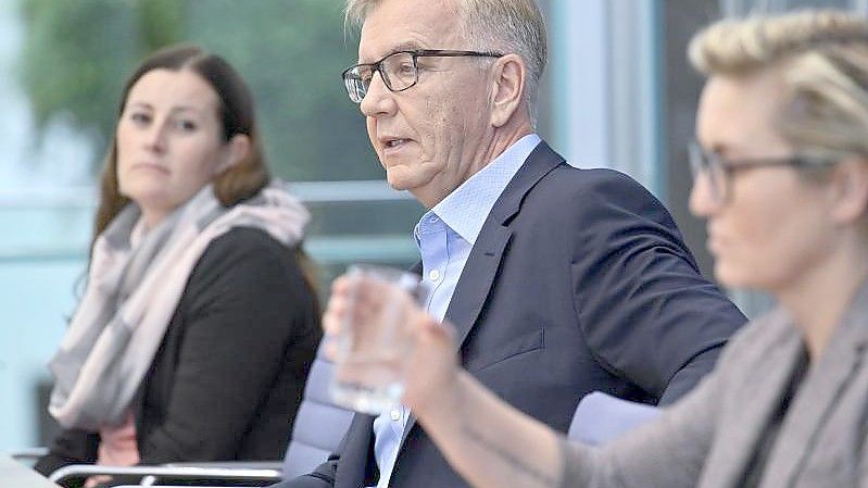 Die Linken-Spitzenkandidaten Janine Wissler (l-r) und Dietmar Bartsch müssen zusammen mit der Co-Parteivorsitzenden Susanne Hennig-Wellsow das schlechte Abschneiden der Linken aufarbeiten. Foto: Bernd Von Jutrczenka/dpa