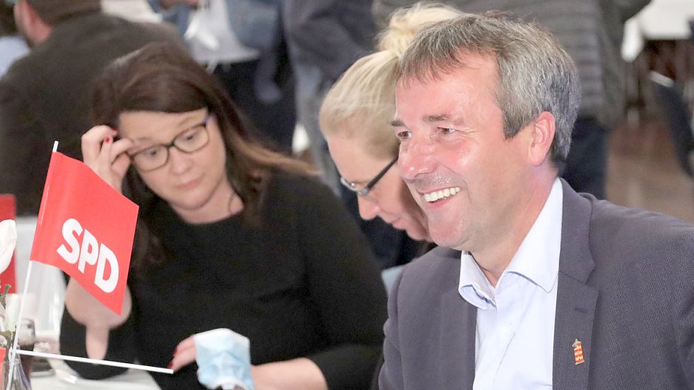 Strahlender Wahlsieger: Johann Saathoff am Sonntagabend in der Auricher Stadthalle. Foto: Romuald Banik