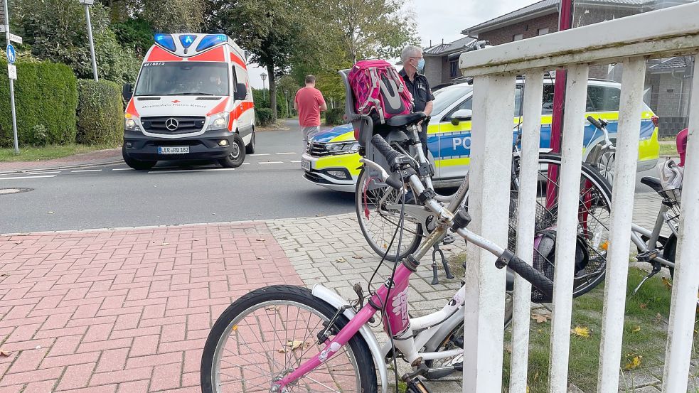 Im Rettungswagen wurde das verunglückte Mädchen ins Krankenhaus gebracht. Foto: Janßen