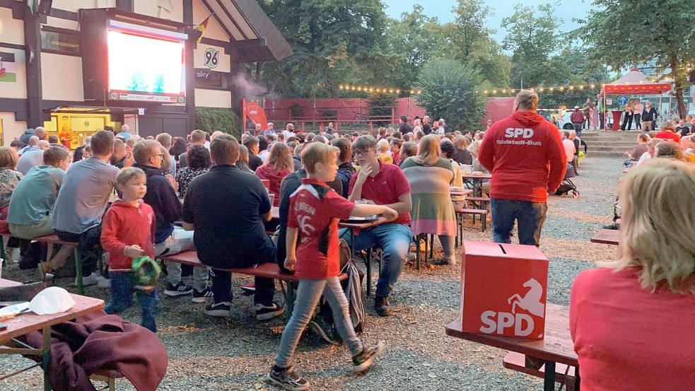 SPD-Anhänger aus der Region Hannover haben den Wahlabend in der Nordkurve verfolgt. Foto: Lars Laue