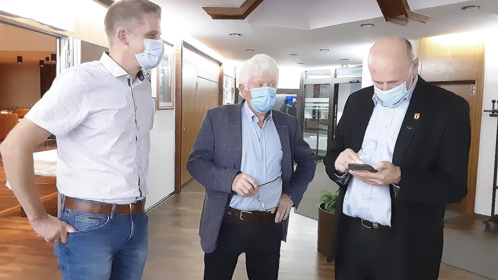 Bürgermeister Erwin Adams (von rechts), berichtete Siebelt Fohrden und Frank Cramer die Zwischenstände. Foto: Karin Böhmer