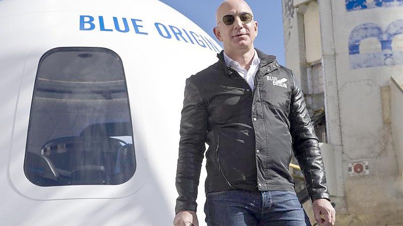 Der Milliardär Jeff Bezos steht vor einer Weltraumkapsel auf dem Space Symposium in Colorado Springs. Foto: Chuck Bigger/Space Symposium via ZUMA Wire/dpa