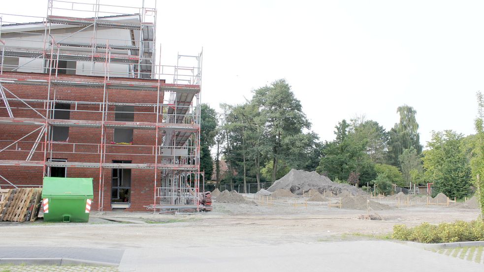 Der größte Neubau mit neun Wohnungen und zwei Praxen ist im Rohbau schon weit fortgeschritten. Daneben sind die nächsten Fundamente zu sehen. Foto: Karin Böhmer