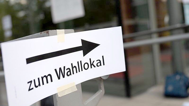 Lange Warteschlange vor einem Wahllokal in Berlin-Friedrichshain. Foto: Bernd von Jutrczenka/dpa