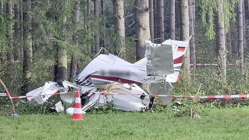 Das Flugzeug ist nahe eines Waldes abgestürzt. Foto: Nicolas Schäfers/benjamin Liss/dpa