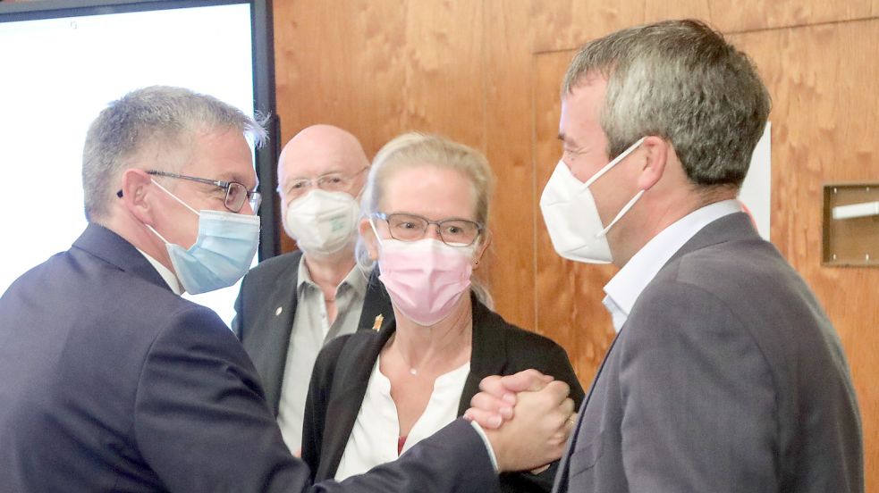 Landrat Olaf Meinen (links) gratulierte dem frisch wiedergewählten Abgeordneten Johann Saathoff am Sonntagabend in der Auricher Stadthalle als einer der Ersten. Im Hintergrund freut sich Saathoffs Ehefrau Sonja.Fotos: Romuald Banik