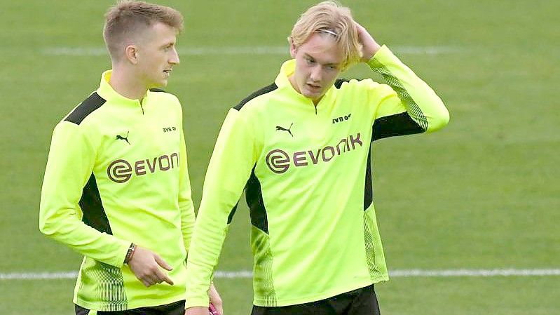 Könnten beim BVB gegen Sporting Lissabon wieder eingesetzt werden: Marco Reus (l) und Julian Brandt beim Training. Foto: Bernd Thissen/dpa