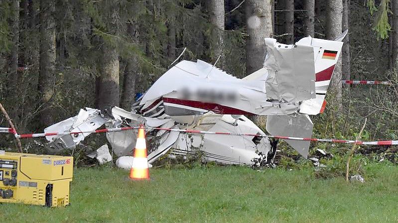 Die Unfallstelle, an der das abgestürzte Flugzeug an einem Waldrand liegt, ist abgesperrt. Foto: Nicolas Schäfers/dpa