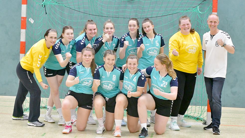 Die neu formierte Handball-Frauenmannschaft des MTV Aurich (oben von links): Martina Jacobs (Trainerin/Tor), Leonie Altrock, Sophie von Halle, Carolin Eger, Milena Hugen, Amke Decker, Svenja Siebens (Tor) und Michael Rühling (Betreuer). Kniend: Katja Harms, Aaliyah Friedel, Jule Albers und Birthe Kahmann.Foto: privat