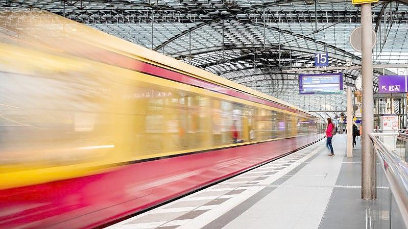 Mit dem Nahverkehrs-Abo durch ganz Deutschland fahren: Rund 700.000 Menschen haben das Angebot genutzt. Foto: Christoph Soeder/dpa