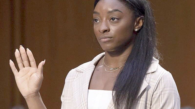 Auch Simone Biles hatte wegen sexuellen Missbrauchs gegen den früheren amerikanischen Teamarzt Larry Nassar geklagt. Foto: Saul Loeb/Pool AFP/AP/dpa