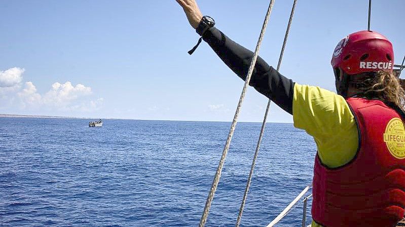 Ein Mitglied der NGO „Open Arms“, die immer wieder Menschen aus dem Mittelmeer rettet, gestikuliert an Bord des Schiffes „Astral“. Foto: Jesús Hellín/EUROPA PRESS/dpa/Symbolbild