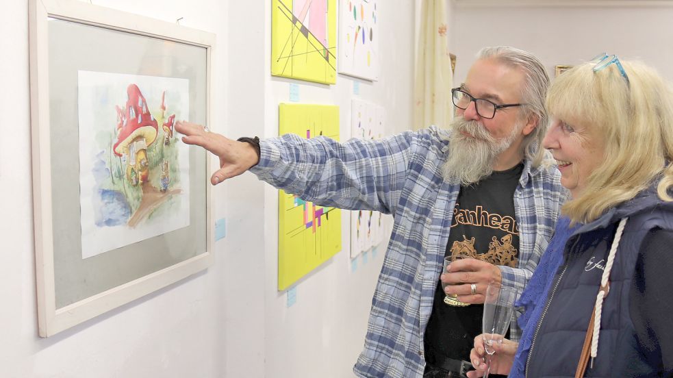 Künstler Jürgen Todtberg erläuterte Details seiner Gnomenbilder bei der Vernissage. Foto: Heino Hermanns