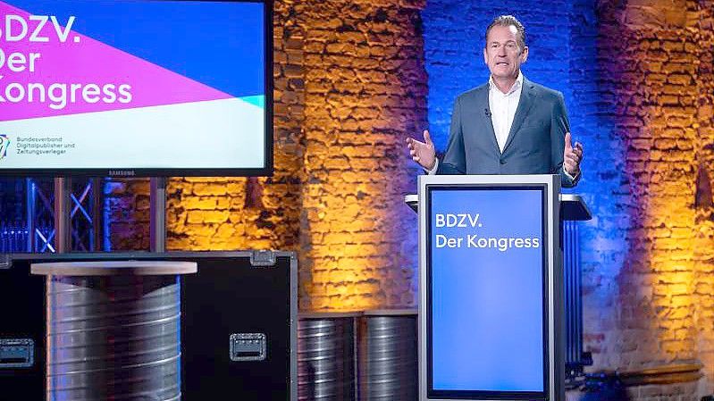 Mathias Döpfner spricht beim diesjährigen Kongress des Bundesverbands Digitalpublisher und Zeitungsverleger. Foto: Bernd von Jutrczenka/dpa