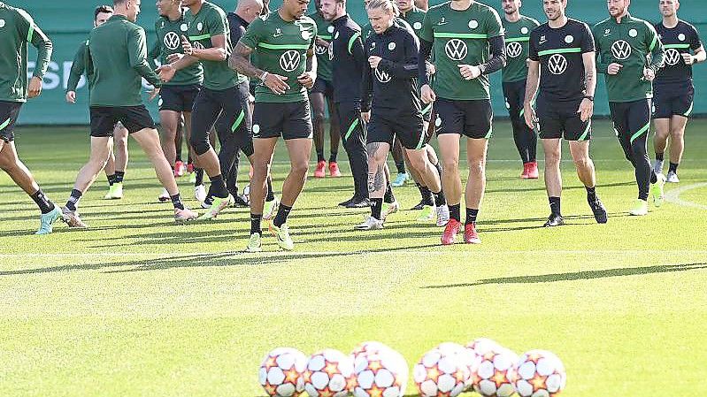 Die Wolfsburger um Maximilian Arnold (2.v.r.) gehen selbstbewusst ins Spiel gegen den FC Sevilla. Foto: Swen Pförtner/dpa