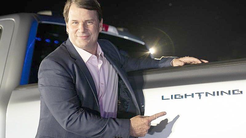 Ford-Chef Jim Farley mit der Elektro-Version des Bestsellers F-150. Foto: Dominick Sokotoff/ZUMA Wire/dpa