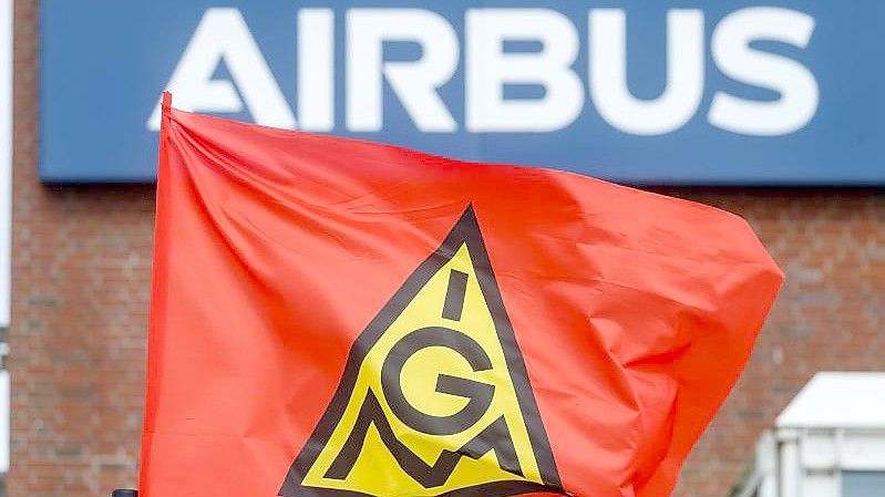 Die Gewerkschaft IG-Metall fordert von Airbus einen Sozialtarifvertrag. Foto: Markus Scholz/dpa