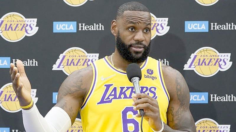 LeBron James hat sich nun doch gegen das Coronavirus impfen lassen. Foto: Marcio Jose Sanchez/AP/dpa