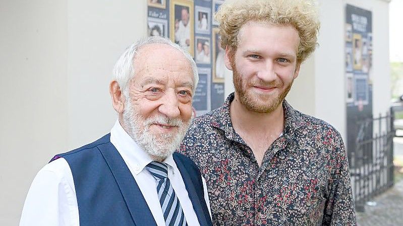 Der Theaterleiter und Komiker Dieter Hallervorden (l) und sein Sohn, der Schauspieler Johannes Hallervorden, stehen bei der Vorstellung des Programms für die neue Spielzeit vor dem Schlosspark Theater. Foto: Jens Kalaene/dpa-Zentralbild/dpa