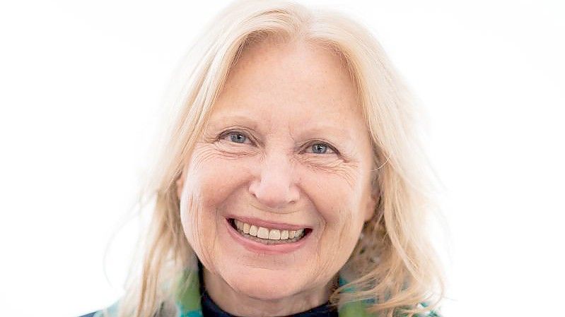 Maren Kroymann, Schauspielerin, Kabarettistin und Sängerin, lächelt vor der offiziellen Verleihung der Carl-Zuckmayer-Medaille. Foto: Andreas Arnold/dpa