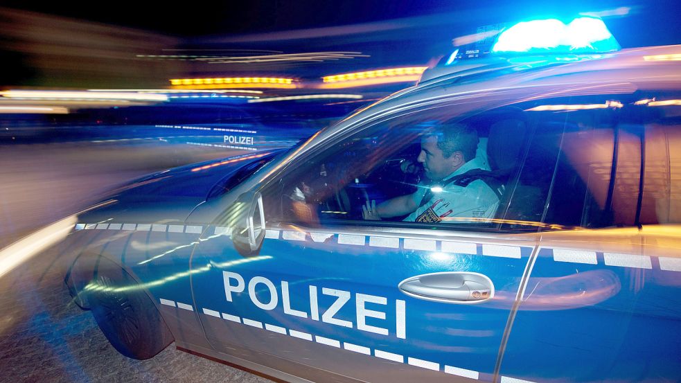 Bei dem tödlichen Zugunglück in Bunde war auch die Polizei vor Ort. Symbolfoto: DPA