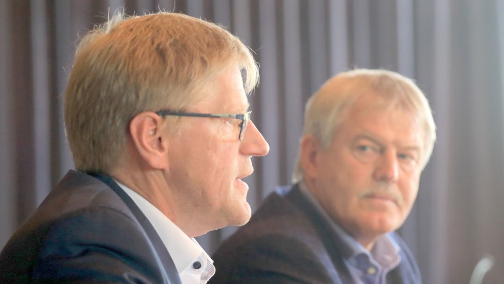 Der Auricher Bürgermeister Horst Feddermann (links) und Erster Stadtrat Hardwig Kuiper. Foto: Romuald Banik