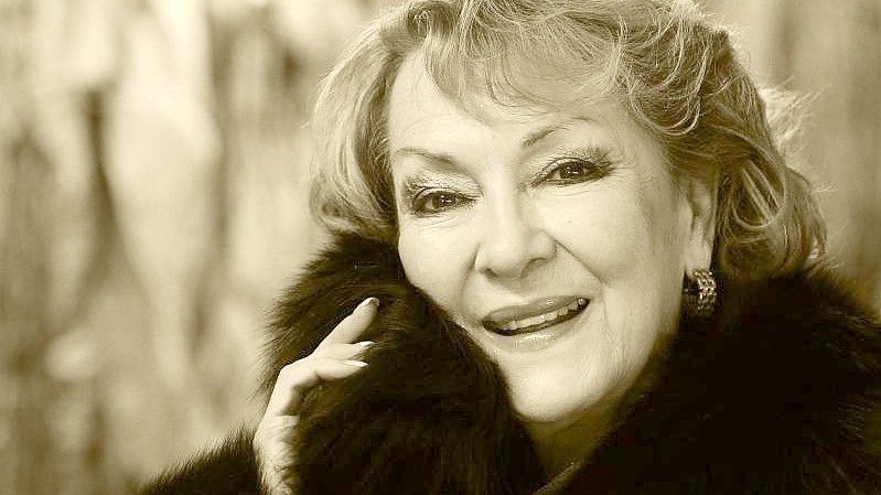 Die Sopranistin und Kammersängerin Karan Armstrong steht im Kostümfundus der Deutschen Oper. Foto: Jens Kalaene/dpa-Zentralbild/dpa