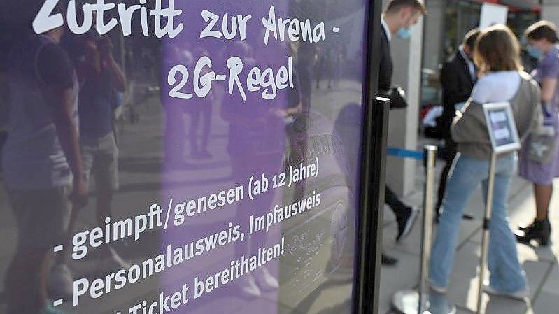 Hinweisschild bei einem Basketball-Bundesligaspiel der BG Göttingen. Foto: Swen Pförtner/dpa