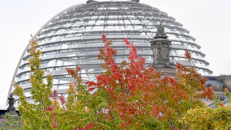 Die Kuppel des Reichstagsgebäudes am Tag nach der Bundestagswahl. Foto: Julian Stratenschulte/dpa