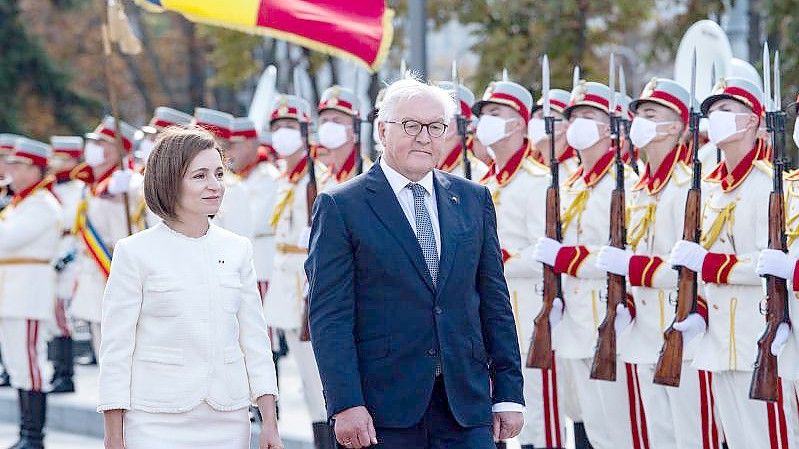 Bundespräsident Frank-Walter Steinmeier wird von Moldaus Präsdentin Maia Sandu in Chisinau mit militärischen Ehren begrüßt. Foto: Bernd von Jutrczenka/dpa
