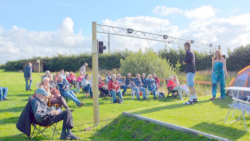 Mehrmals führte die Theaterwerkstatt im Sommer das Zweipersonenstück „Runter zum Fluss“ auf ihrer Open-Air-Bühne in Marienhafe auf. Archivfoto: Gerd-Arnold Ubben