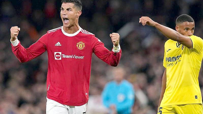 Cristiano Ronaldo (l) führte Manchester United zum Sieg gegen den FC Villarreal. Foto: Martin Rickett/PA Wire/dpa