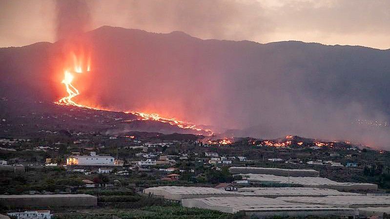 Blick auf den Vulkan in der Cumbre Vieja, der Lava und Pyroklastika ausstößt. Foto: Kike Rincón/EUROPA PRESS/dpa